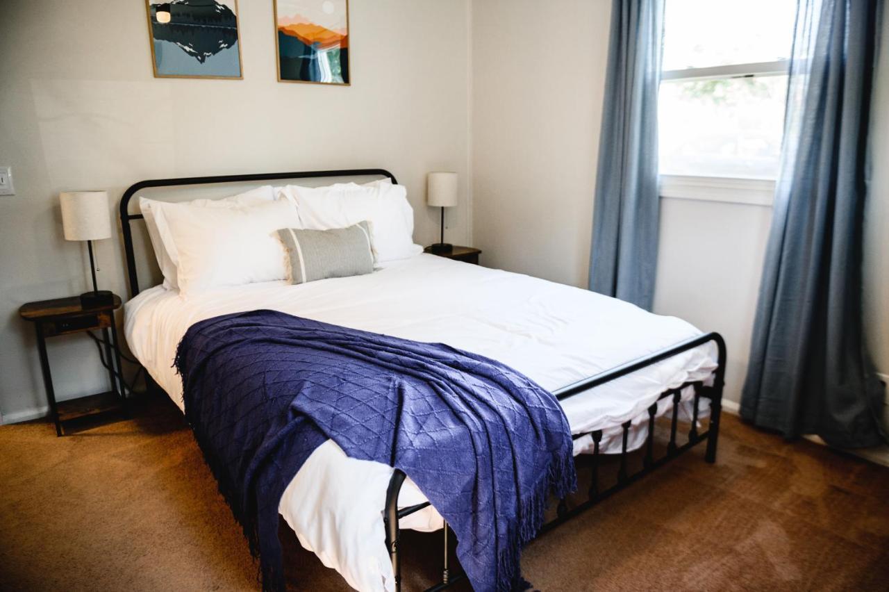 Urban Cottage: Homey & Convenient Huntington Exteriör bild
